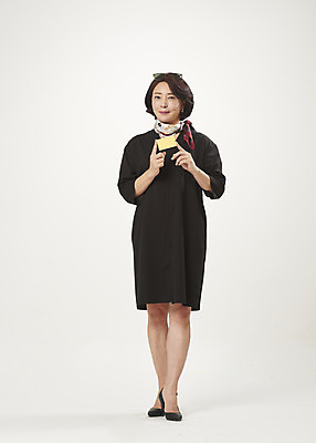 포토 JPG 스튜디오촬영 전신 여자 중년 50대 중년라이프 실내 한명 서기 들기 누끼 앞모습 쇼핑 한국인 신용카드 흰배경 과소비 의료성형뷰티 중년여자한명만 국내포토 1 라이프스타일 뷰포인트 백그라운드 모션 사람 동양인 성인 내부 금융 흰색 소비 여자한명만 중년여자만 파일형식