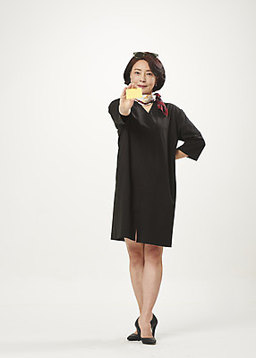 포토 JPG 스튜디오촬영 전신 여자 중년 50대 허리손 중년라이프 실내 한명 서기 들기 누끼 앞모습 쇼핑 한국인 신용카드 흰배경 보여주기 과소비 의료성형뷰티 중년여자한명만 국내포토 1 라이프스타일 뷰포인트 포즈 백그라운드 모션 사람 동양인 성인 내부 금융 흰색 소비 여자한명만 중년여자만 파일형식