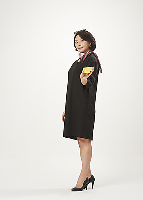 포토 JPG 스튜디오촬영 전신 여자 중년 50대 중년라이프 실내 한명 서기 들기 누끼 옆모습 쇼핑 한국인 신용카드 흰배경 보여주기 과소비 의료성형뷰티 중년여자한명만 국내포토 1 라이프스타일 뷰포인트 백그라운드 모션 사람 동양인 성인 내부 금융 흰색 소비 여자한명만 중년여자만 파일형식