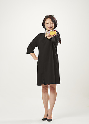 포토 JPG 스튜디오촬영 전신 여자 중년 50대 허리손 중년라이프 실내 한명 서기 들기 누끼 앞모습 쇼핑 한국인 신용카드 흰배경 보여주기 과소비 의료성형뷰티 중년여자한명만 국내포토 1 라이프스타일 뷰포인트 포즈 백그라운드 모션 사람 동양인 성인 내부 금융 흰색 소비 여자한명만 중년여자만 파일형식