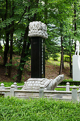 포토 JPG 주간 나무 여행 한국 풍경 사람없음 야외 여름 관광지 여름풍경 문화재 국내여행 명승지 역사탐방 영월 의사전재규연구원추모비 국내포토 자연요소 식물 계절 아시아 역사 비석 강원도 탐방 파일형식 여름_계절