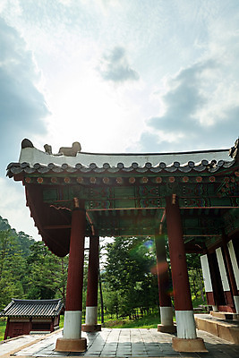 포토 JPG 주간 구름 로우앵글 여행 하늘 한국 풍경 사람없음 야외 여름 관광지 햇빛 여름풍경 문화재 국내여행 명승지 역사탐방 영월 정자각 영월장릉 국내포토 자연요소 계절 아시아 뷰포인트 태양 역사 강원도 왕릉 탐방 파일형식 여름_계절