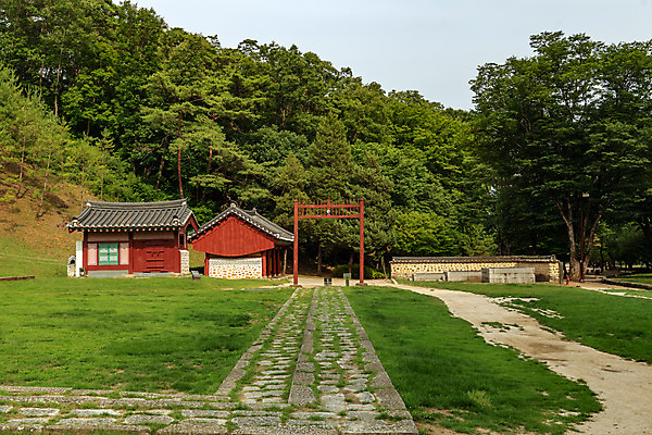 포토 JPG 주간 나무 여행 한국 풍경 사람없음 야외 여름 관광지 여름풍경 문화재 국내여행 명승지 비각 역사탐방 영월 홍살문 수복방 영월장릉 국내포토 자연요소 식물 계절 아시아 역사 강원도 전통문 왕릉 탐방 파일형식 여름_계절