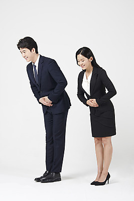 포토 JPG 스튜디오촬영 전신 여자 남자 협력 실내 서기 누끼 정장 20대 성인 두명 옆모습 30대 한국인 인사 직장인 비즈니스맨 비즈니스우먼 자신감 동료 흰배경 공손 성인만 국내포토 직업 옷 감정 뷰포인트 백그라운드 비즈니스 관계 모션 사람 동양인 청년 내부 장년 흰색 예절 파일형식