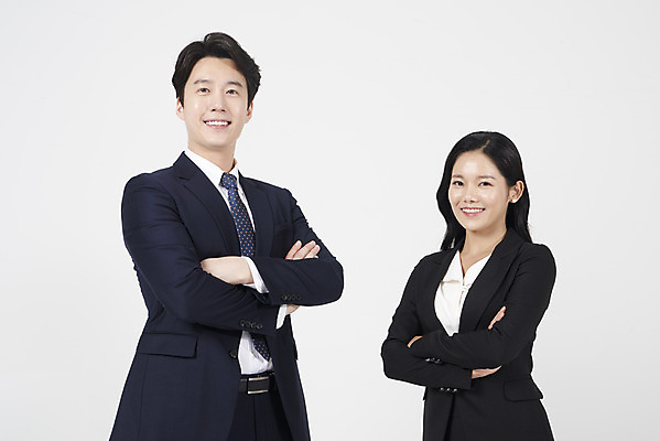 포토 JPG 스튜디오촬영 여자 남자 협력 실내 서기 미소 누끼 정장 상반신 20대 성인 두명 옆모습 30대 팔짱 믿음 한국인 직장인 비즈니스맨 비즈니스우먼 자신감 동료 흰배경 성인만 국내포토 직업 옷 감정 뷰포인트 백그라운드 비즈니스 관계 모션 표정 사람 동양인 청년 내부 장년 흰색 파일형식