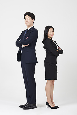 포토 JPG 스튜디오촬영 전신 여자 남자 협력 실내 서기 누끼 정장 20대 성인 두명 옆모습 30대 팔짱 믿음 한국인 직장인 비즈니스맨 비즈니스우먼 자신감 동료 흰배경 성인만 국내포토 직업 옷 감정 뷰포인트 백그라운드 비즈니스 관계 모션 사람 동양인 청년 내부 장년 흰색 파일형식