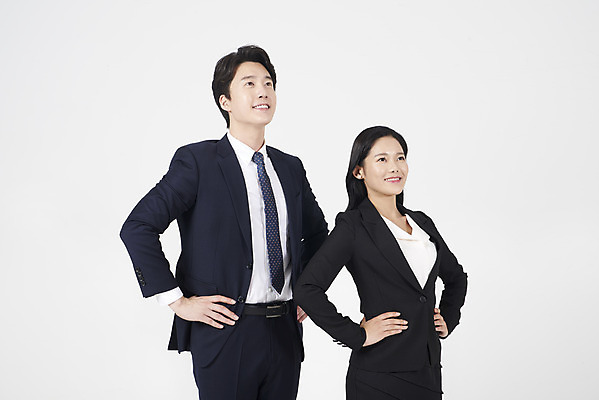 포토 JPG 스튜디오촬영 응시 여자 남자 허리손 협력 실내 서기 누끼 정장 상반신 20대 성인 두명 옆모습 30대 한국인 직장인 비즈니스맨 비즈니스우먼 자신감 동료 흰배경 성인만 국내포토 직업 시선 옷 감정 뷰포인트 포즈 백그라운드 비즈니스 관계 모션 사람 동양인 청년 내부 장년 흰색 파일형식