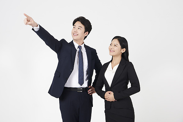 포토 JPG 스튜디오촬영 응시 여자 남자 협력 실내 서기 미소 누끼 정장 상반신 20대 성인 두명 옆모습 30대 한국인 가리킴 직장인 비즈니스맨 비즈니스우먼 자신감 동료 흰배경 성인만 국내포토 직업 시선 옷 감정 뷰포인트 백그라운드 비즈니스 관계 모션 표정 사람 동양인 손짓 청년 내부 장년 흰색 파일형식