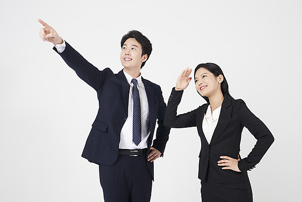 포토 JPG 스튜디오촬영 응시 여자 남자 허리손 협력 실내 서기 미소 누끼 정장 상반신 20대 성인 두명 옆모습 30대 한국인 가리킴 직장인 비즈니스맨 비즈니스우먼 자신감 동료 흰배경 성인만 국내포토 직업 시선 옷 감정 뷰포인트 포즈 백그라운드 비즈니스 관계 모션 표정 사람 동양인 손짓 청년 내부 장년 흰색 파일형식