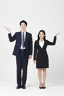 포토 JPG 스튜디오촬영 전신 여자 남자 협력 안내 실내 서기 누끼 정장 손짓 20대 성인 두명 앞모습 30대 한국인 가리킴 직장인 비즈니스맨 비즈니스우먼 자신감 동료 흰배경 성인만 국내포토 직업 옷 감정 뷰포인트 백그라운드 비즈니스 관계 모션 사람 동양인 청년 내부 장년 흰색 파일형식