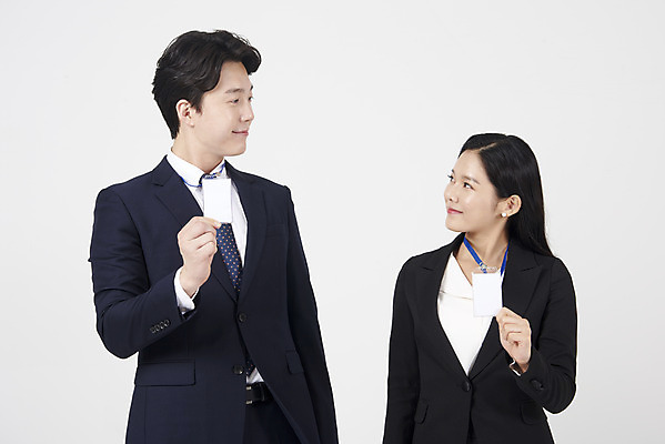 포토 JPG 스튜디오촬영 여자 남자 협력 실내 서기 누끼 정장 상반신 20대 성인 두명 앞모습 30대 마주보기 한국인 직장인 비즈니스맨 비즈니스우먼 자신감 동료 흰배경 보여주기 사원증 성인만 국내포토 직업 옷 감정 뷰포인트 백그라운드 비즈니스 관계 모션 사람 동양인 청년 내부 장년 흰색 파일형식
