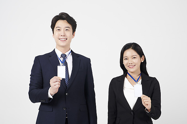 포토 JPG 스튜디오촬영 여자 남자 협력 실내 서기 미소 누끼 정장 상반신 20대 성인 두명 앞모습 30대 한국인 직장인 비즈니스맨 비즈니스우먼 자신감 동료 흰배경 보여주기 사원증 성인만 국내포토 직업 옷 감정 뷰포인트 백그라운드 비즈니스 관계 모션 표정 사람 동양인 청년 내부 장년 흰색 파일형식