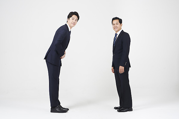 포토 JPG 스튜디오촬영 전신 남자 40대 중년 실내 서기 미소 누끼 정장 성인 두명 옆모습 30대 한국인 인사 직장인 비즈니스맨 자신감 상사 동료 흰배경 부하 공손 남자만 국내포토 직업 옷 감정 뷰포인트 백그라운드 비즈니스 관계 모션 표정 사람 동양인 내부 장년 흰색 예절 파일형식