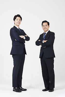포토 JPG 스튜디오촬영 전신 남자 40대 중년 실내 서기 누끼 정장 성인 두명 옆모습 30대 팔짱 믿음 한국인 직장인 비즈니스맨 자신감 상사 동료 흰배경 부하 긍정 남자만 국내포토 직업 옷 감정 뷰포인트 백그라운드 컨셉 비즈니스 관계 모션 사람 동양인 내부 장년 흰색 파일형식