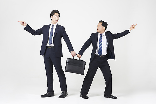 포토 JPG 스튜디오촬영 전신 남자 40대 중년 서류가방 실내 서기 누끼 정장 성인 두명 앞모습 30대 한국인 가리킴 직장인 비즈니스맨 상사 동료 흰배경 퇴근 부하 야근 방해 남자만 칼퇴근 국내포토 직업 옷 뷰포인트 백그라운드 컨셉 가방 비즈니스 관계 모션 사람 동양인 손짓 내부 장년 흰색 업무 출퇴근 파일형식