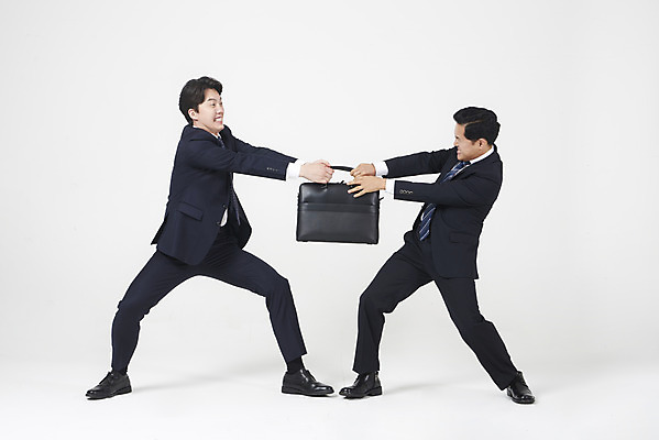포토 JPG 스튜디오촬영 전신 남자 40대 중년 실내 서기 누끼 정장 성인 두명 옆모습 30대 한국인 직장인 비즈니스맨 당기기 상사 동료 흰배경 퇴근 싸움 부하 야근 방해 남자만 뺏기 칼퇴근 국내포토 직업 옷 뷰포인트 백그라운드 컨셉 비즈니스 관계 모션 사람 동양인 내부 장년 흰색 업무 출퇴근 파일형식