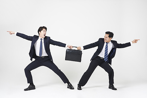 포토 JPG 스튜디오촬영 전신 남자 40대 중년 서류가방 실내 서기 누끼 정장 성인 두명 앞모습 30대 한국인 가리킴 직장인 비즈니스맨 상사 동료 흰배경 퇴근 부하 야근 방해 남자만 칼퇴근 국내포토 직업 옷 뷰포인트 백그라운드 컨셉 가방 비즈니스 관계 모션 사람 동양인 손짓 내부 장년 흰색 업무 출퇴근 파일형식