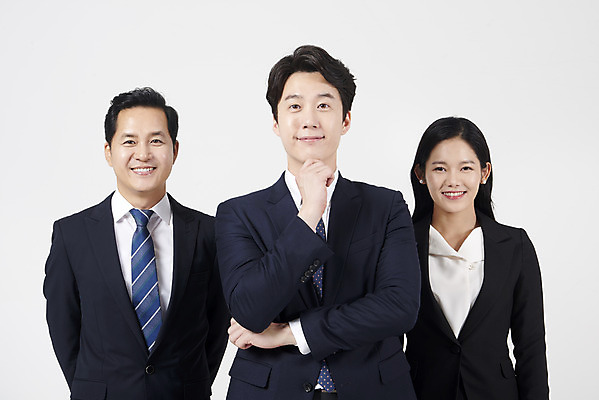 포토 JPG 스튜디오촬영 여자 남자 40대 중년 협력 실내 서기 미소 누끼 상반신 20대 성인 앞모습 세명 30대 한국인 비즈니스맨 비즈니스우먼 자신감 상사 동료 흰배경 부하 국내포토 감정 뷰포인트 백그라운드 비즈니스 관계 모션 표정 사람 동양인 청년 내부 장년 흰색 직장인 파일형식