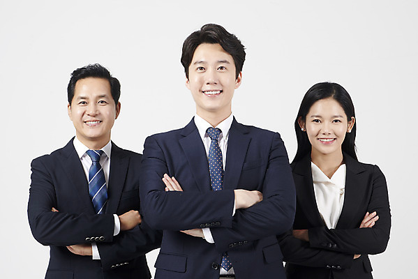 포토 JPG 스튜디오촬영 여자 남자 40대 중년 협력 실내 서기 미소 누끼 상반신 20대 성인 앞모습 세명 30대 팔짱 한국인 비즈니스맨 비즈니스우먼 자신감 상사 동료 흰배경 부하 국내포토 감정 뷰포인트 백그라운드 비즈니스 관계 모션 표정 사람 동양인 청년 내부 장년 흰색 직장인 파일형식