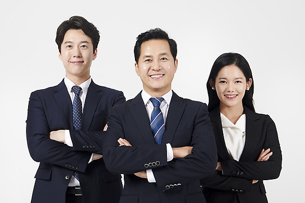 포토 JPG 스튜디오촬영 여자 남자 40대 중년 협력 실내 서기 미소 누끼 상반신 20대 성인 앞모습 세명 30대 팔짱 한국인 비즈니스맨 비즈니스우먼 자신감 상사 동료 흰배경 부하 국내포토 감정 뷰포인트 백그라운드 비즈니스 관계 모션 표정 사람 동양인 청년 내부 장년 흰색 직장인 파일형식