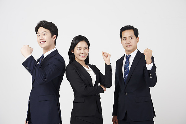 포토 JPG 스튜디오촬영 여자 남자 40대 중년 응원 협력 실내 서기 누끼 상반신 20대 성인 옆모습 세명 30대 파이팅 주먹 한국인 비즈니스맨 비즈니스우먼 자신감 상사 동료 흰배경 부하 국내포토 감정 뷰포인트 백그라운드 비즈니스 관계 모션 사람 동양인 청년 내부 장년 흰색 직장인 파일형식