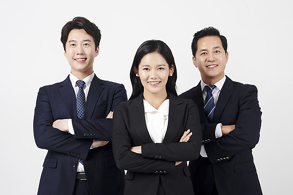 포토 JPG 스튜디오촬영 여자 남자 40대 중년 협력 실내 서기 미소 누끼 상반신 20대 성인 앞모습 세명 30대 팔짱 한국인 비즈니스맨 비즈니스우먼 자신감 상사 동료 흰배경 부하 국내포토 감정 뷰포인트 백그라운드 비즈니스 관계 모션 표정 사람 동양인 청년 내부 장년 흰색 직장인 파일형식