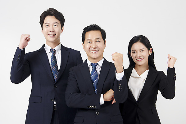 포토 JPG 스튜디오촬영 여자 남자 40대 중년 응원 협력 실내 서기 미소 누끼 상반신 20대 성인 앞모습 세명 30대 파이팅 한국인 비즈니스맨 비즈니스우먼 자신감 상사 동료 흰배경 부하 국내포토 감정 뷰포인트 백그라운드 비즈니스 관계 모션 표정 사람 동양인 청년 내부 장년 흰색 직장인 파일형식