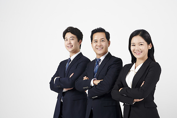 포토 JPG 스튜디오촬영 여자 남자 40대 중년 협력 실내 서기 미소 누끼 상반신 20대 성인 옆모습 세명 30대 팔짱 한국인 비즈니스맨 비즈니스우먼 자신감 상사 동료 흰배경 부하 국내포토 감정 뷰포인트 백그라운드 비즈니스 관계 모션 표정 사람 동양인 청년 내부 장년 흰색 직장인 파일형식