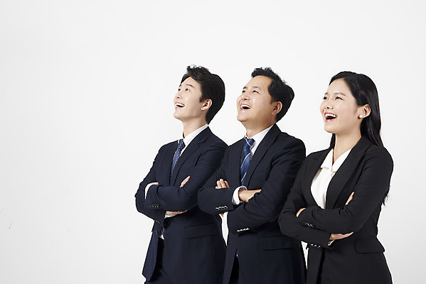 포토 JPG 스튜디오촬영 응시 여자 남자 40대 중년 협력 실내 서기 미소 누끼 상반신 20대 성인 옆모습 세명 30대 팔짱 한국인 비즈니스맨 비즈니스우먼 자신감 상사 동료 흰배경 부하 국내포토 시선 감정 뷰포인트 백그라운드 비즈니스 관계 모션 표정 사람 동양인 청년 내부 장년 흰색 직장인 파일형식