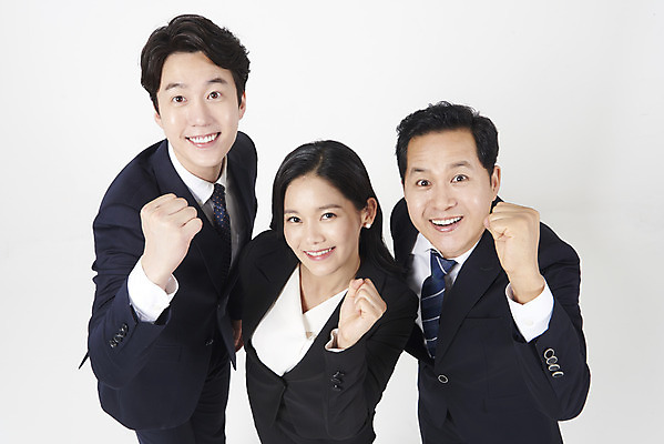 포토 JPG 스튜디오촬영 여자 남자 40대 중년 응원 협력 실내 서기 미소 누끼 상반신 20대 성인 앞모습 세명 30대 하이앵글 파이팅 주먹 한국인 비즈니스맨 비즈니스우먼 자신감 상사 동료 흰배경 부하 국내포토 감정 뷰포인트 백그라운드 비즈니스 관계 모션 표정 사람 동양인 청년 내부 장년 흰색 직장인 파일형식