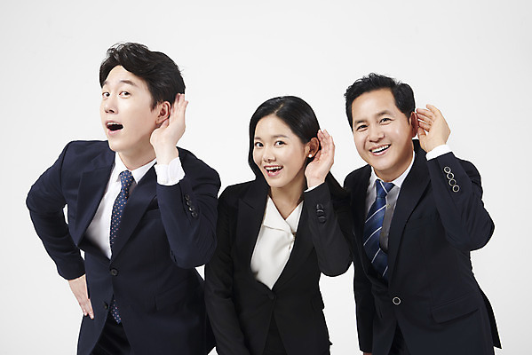 포토 JPG 스튜디오촬영 여자 남자 40대 중년 협력 실내 서기 미소 누끼 손짓 상반신 20대 성인 앞모습 세명 30대 듣기 한국인 비즈니스맨 비즈니스우먼 자신감 상사 동료 흰배경 부하 국내포토 감정 뷰포인트 백그라운드 비즈니스 관계 모션 표정 사람 동양인 청년 내부 장년 흰색 직장인 파일형식