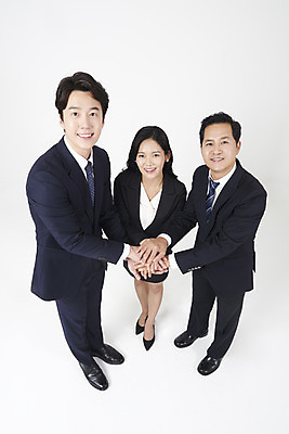 포토 JPG 스튜디오촬영 전신 여자 남자 40대 중년 협력 실내 서기 누끼 20대 성인 앞모습 옆모습 세명 30대 하이앵글 한국인 올려보기 비즈니스맨 비즈니스우먼 자신감 상사 동료 흰배경 부하 하이파이브 손모으기 국내포토 감정 뷰포인트 백그라운드 비즈니스 관계 모션 사람 동양인 손짓 청년 내부 장년 흰색 직장인 파일형식