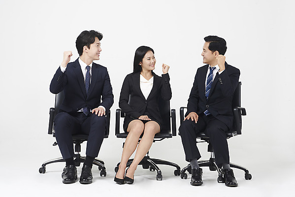 포토 JPG 스튜디오촬영 전신 여자 남자 40대 중년 응원 협력 실내 미소 누끼 앉기 20대 성인 앞모습 세명 30대 파이팅 주먹 한국인 비즈니스맨 비즈니스우먼 자신감 상사 동료 흰배경 부하 국내포토 감정 뷰포인트 백그라운드 비즈니스 관계 모션 표정 사람 동양인 청년 내부 장년 흰색 직장인 파일형식