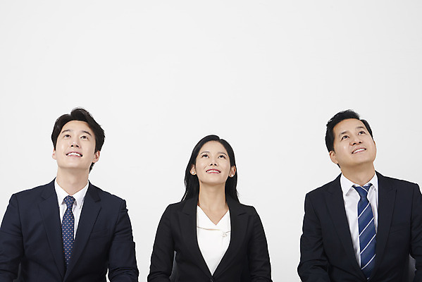 포토 JPG 스튜디오촬영 여자 남자 40대 중년 협력 실내 미소 누끼 앉기 상반신 20대 성인 앞모습 세명 30대 한국인 올려보기 비즈니스맨 비즈니스우먼 자신감 상사 동료 흰배경 부하 국내포토 감정 뷰포인트 백그라운드 비즈니스 관계 모션 표정 사람 동양인 청년 내부 장년 흰색 직장인 파일형식