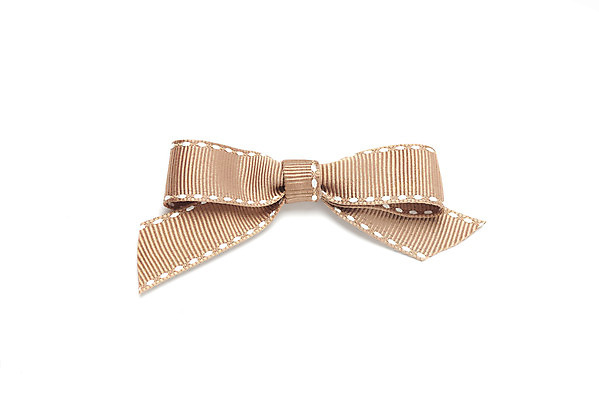 포토 JPG 스튜디오촬영 리본 포장 실내 선물 누끼 사람없음 하이앵글 한개 축하 끈 오브젝트 흰배경 매듭 베이지색 플랫레이 국내포토 1 뷰포인트 컬러 백그라운드 컨셉 내부 흰색 플랫 파일형식