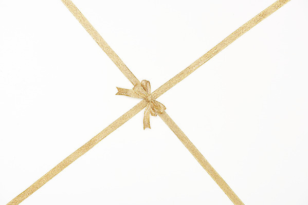 포토 JPG 스튜디오촬영 리본 포장 실내 선물 누끼 사람없음 반짝임 하이앵글 한개 금색 축하 끈 오브젝트 흰배경 매듭 플랫레이 국내포토 1 뷰포인트 컬러 백그라운드 컨셉 모션 내부 흰색 플랫 파일형식