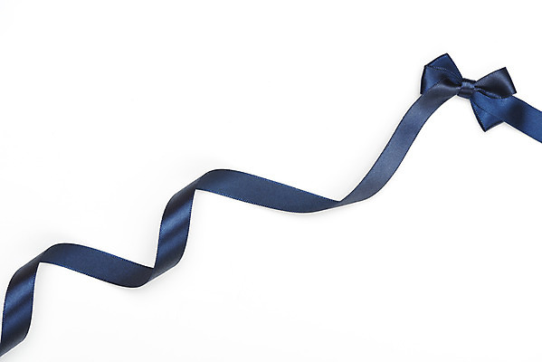 포토 JPG 스튜디오촬영 리본 포장 실내 선물 누끼 사람없음 하이앵글 한개 축하 끈 남색 오브젝트 흰배경 매듭 물결무늬 플랫레이 국내포토 1 물결 뷰포인트 컬러 백그라운드 컨셉 무늬 내부 흰색 플랫 파일형식