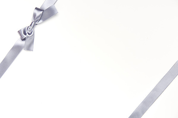 포토 JPG 스튜디오촬영 리본 백그라운드 포장 실내 선물 누끼 사람없음 하이앵글 한개 흰색 축하 끈 은색 오브젝트 흰배경 매듭 플랫레이 국내포토 1 뷰포인트 컬러 컨셉 내부 플랫 파일형식