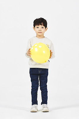 포토 JPG 스튜디오촬영 전신 남자 어린이 모션 실내 한명 서기 미소 들기 누끼 앞모습 한국인 즐거움 흰배경 풍선 소년한명만 국내포토 1 감정 뷰포인트 백그라운드 표정 사람 동양인 내부 흰색 남자한명만 소년만 파일형식