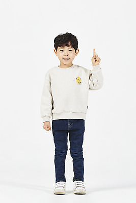 포토 JPG 스튜디오촬영 전신 1 남자 어린이 모션 실내 한명 서기 미소 누끼 손짓 앞모습 한국인 가리킴 즐거움 흰배경 소년한명만 국내포토 감정 뷰포인트 백그라운드 표정 사람 동양인 내부 흰색 남자한명만 소년만 파일형식