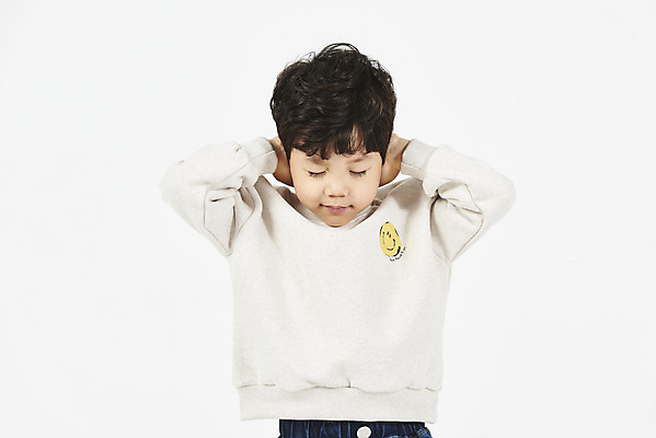 포토 JPG 스튜디오촬영 남자 어린이 모션 실내 한명 서기 미소 누끼 상반신 앞모습 한국인 찡그림 꾸지람 귀막기 흰배경 잔소리 소년한명만 국내포토 1 뷰포인트 백그라운드 표정 사람 동양인 손짓 내부 흰색 체벌 남자한명만 소년만 파일형식