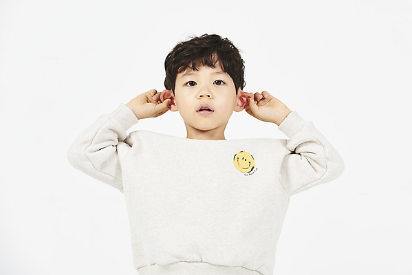 포토 JPG 스튜디오촬영 남자 어린이 모션 실내 한명 서기 미소 누끼 상반신 앞모습 한국인 꾸지람 귀막기 흰배경 잔소리 소년한명만 국내포토 1 뷰포인트 백그라운드 표정 사람 동양인 손짓 내부 흰색 체벌 남자한명만 소년만 파일형식