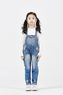 포토 JPG 스튜디오촬영 전신 여자 어린이 모션 실내 한명 서기 미소 누끼 앞모습 한국인 즐거움 흰배경 소녀한명만 국내포토 1 감정 뷰포인트 백그라운드 표정 사람 동양인 내부 흰색 여자한명만 소녀만 파일형식