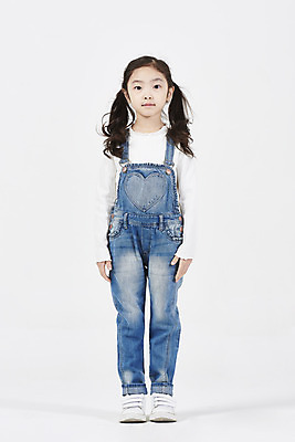 포토 JPG 스튜디오촬영 전신 여자 어린이 모션 실내 한명 서기 미소 누끼 앞모습 한국인 즐거움 흰배경 소녀한명만 국내포토 1 감정 뷰포인트 백그라운드 표정 사람 동양인 내부 흰색 여자한명만 소녀만 파일형식