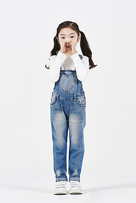 포토 JPG 스튜디오촬영 전신 여자 어린이 모션 실내 한명 서기 미소 누끼 손짓 앞모습 외침 한국인 즐거움 흰배경 소녀한명만 국내포토 1 감정 뷰포인트 백그라운드 표정 사람 동양인 내부 소리 흰색 여자한명만 소녀만 파일형식