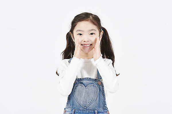 포토 JPG 스튜디오촬영 여자 어린이 모션 실내 한명 서기 미소 누끼 손짓 상반신 앞모습 외침 한국인 즐거움 흰배경 소녀한명만 국내포토 1 감정 뷰포인트 백그라운드 표정 사람 동양인 내부 소리 흰색 여자한명만 소녀만 파일형식