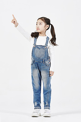 포토 JPG 스튜디오촬영 전신 응시 여자 어린이 모션 실내 한명 서기 미소 누끼 손짓 앞모습 한국인 가리킴 즐거움 흰배경 소녀한명만 국내포토 1 시선 감정 뷰포인트 백그라운드 표정 사람 동양인 내부 흰색 여자한명만 소녀만 파일형식