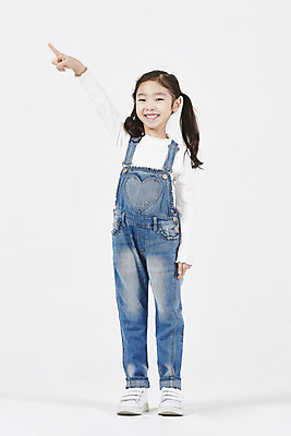 포토 JPG 스튜디오촬영 전신 여자 어린이 모션 실내 한명 서기 미소 누끼 손짓 앞모습 한국인 가리킴 즐거움 흰배경 소녀한명만 국내포토 1 감정 뷰포인트 백그라운드 표정 사람 동양인 내부 흰색 여자한명만 소녀만 파일형식