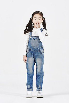 포토 JPG 스튜디오촬영 전신 여자 어린이 모션 실내 한명 서기 미소 누끼 손짓 앞모습 한국인 즐거움 흰배경 쉿 소녀한명만 국내포토 1 감정 뷰포인트 백그라운드 표정 사람 동양인 내부 흰색 조용 여자한명만 소녀만 파일형식