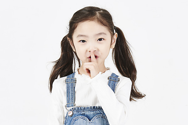 포토 JPG 스튜디오촬영 여자 어린이 모션 실내 한명 서기 미소 누끼 손짓 상반신 앞모습 한국인 즐거움 흰배경 쉿 조용 소녀한명만 국내포토 1 감정 뷰포인트 백그라운드 표정 사람 동양인 내부 흰색 여자한명만 소녀만 파일형식